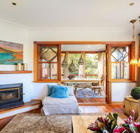 Treetops - elegant inviting designer cedar home - Nambucca Heads Accommodation