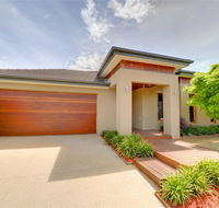 Newington Lakehouse - Nambucca Heads Accommodation