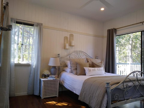 Lake Weyba Noosa Lodge & Kangaroos - Nambucca Heads Accommodation 1