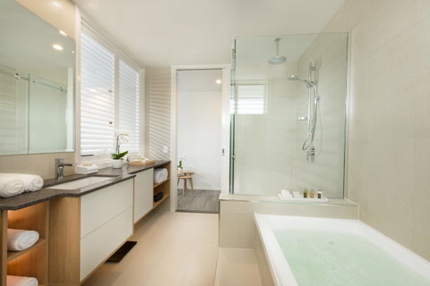 Heart Hotel And Gallery Whitsundays - Nambucca Heads Accommodation 1