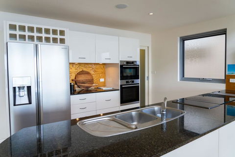 Whale View - Grand Luxurious Beachfront Home - Nambucca Heads Accommodation 3