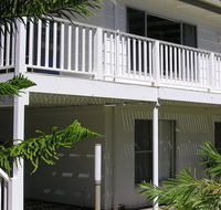 Wonky Pine Beach House NARRWALLEE- 4 bedroom - Nambucca Heads Accommodation
