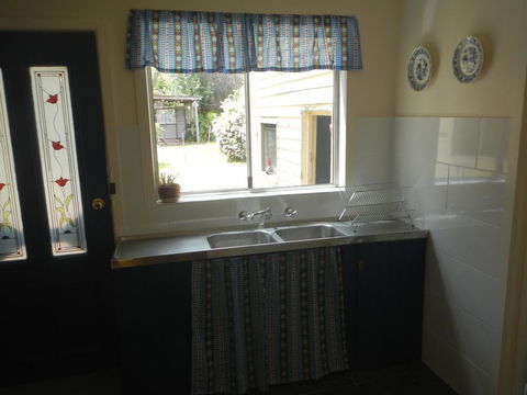 Yarram Cottage: Art And Accommodation - Nambucca Heads Accommodation 2