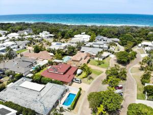Relax At Bokarina Beach House Walk To Beach Relax By The Pool - Nambucca Heads Accommodation 4