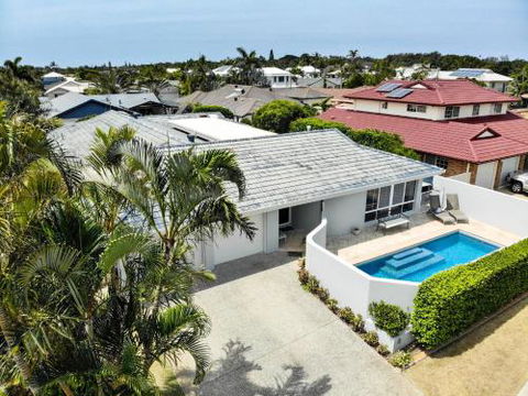Relax At Bokarina Beach House Walk To Beach Relax By The Pool - Nambucca Heads Accommodation 2