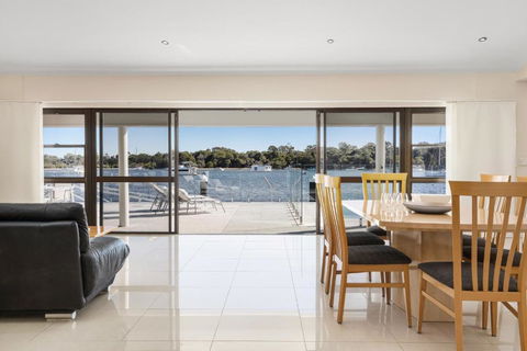 Affordable Riverfront, Pool, Private Pontoon - Nambucca Heads Accommodation 4