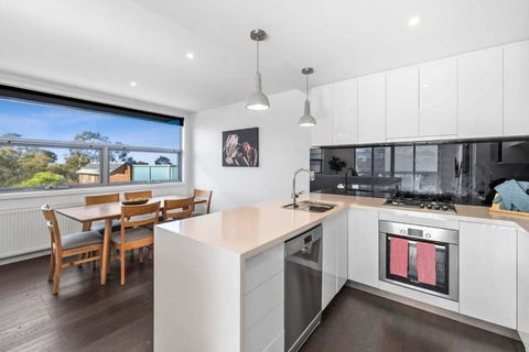 A Wave From It All Ocean Glimpse Central Torquay - Nambucca Heads Accommodation 2