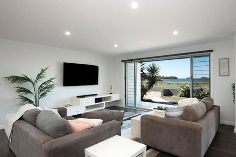 Absolute Waterfront, Amazing Views, Maloneys Beach - Nambucca Heads Accommodation 1