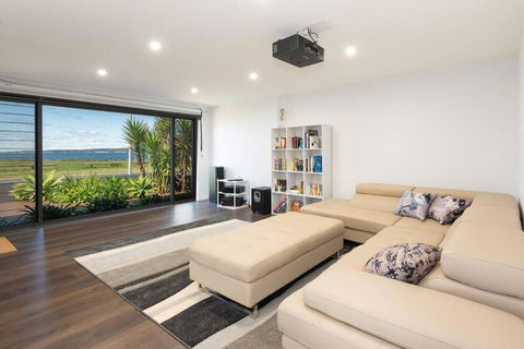 Absolute Waterfront, Amazing Views, Maloneys Beach - Nambucca Heads Accommodation 2