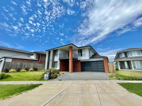 Absolutely Stunning - Bayside Point Cook 5BR Home - Nambucca Heads Accommodation 0
