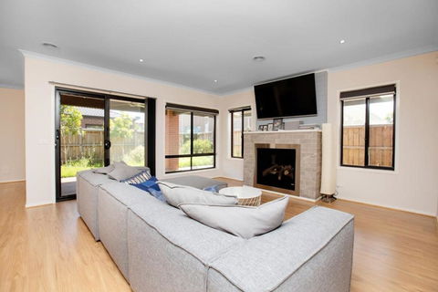 Absolutely Stunning - Bayside Point Cook 5BR Home - Nambucca Heads Accommodation 1