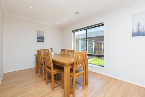 Absolutely Stunning - Bayside Point Cook 5BR Home - Nambucca Heads Accommodation 3