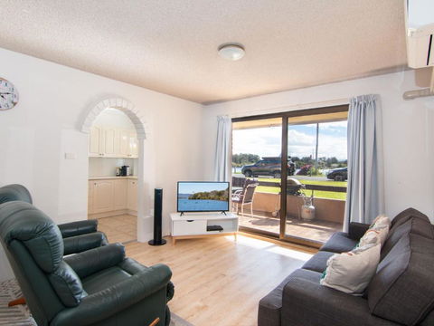 Akuna 3 Ground Floor Opposite Wallis Lake - Nambucca Heads Accommodation 1