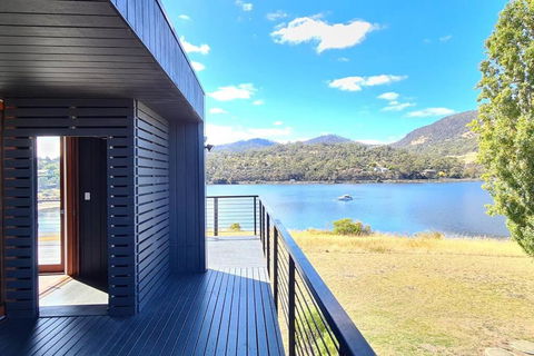 AMAZING 5-Star WATERFRONT RETREAT ON THE RIVERWALK - Nambucca Heads Accommodation 1