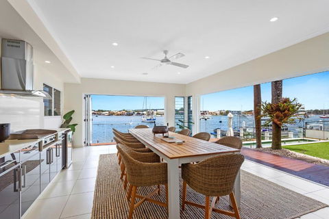 Amazing Canal House With Private Jetty, Gym & Pool - Nambucca Heads Accommodation 2