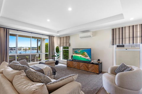 Amazing Canal House With Private Jetty, Gym & Pool - Nambucca Heads Accommodation 3