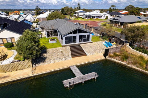 Aqua Tides- Family Home With Pool - Nambucca Heads Accommodation 0