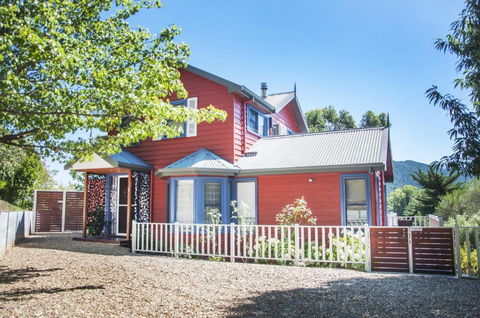 Artee House - A Bright Escape - Nambucca Heads Accommodation 0