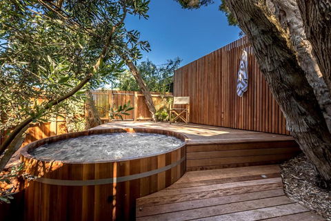 Aura Hot Tub Retreat - Unique Cedar Hot Tub Experience, 650m To Tyrone Foreshore - Nambucca Heads Accommodation 0