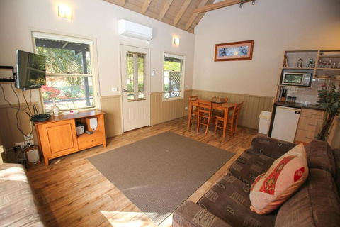 Autumn Leaf Cottage 1 - Nambucca Heads Accommodation 3