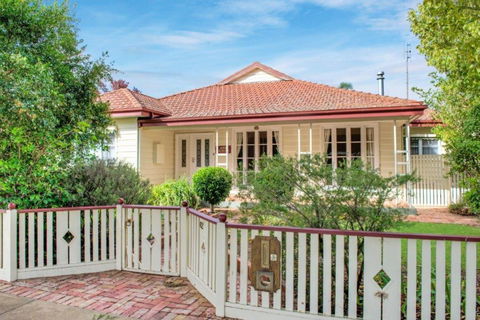 Ayr House - Echuca Holiday Homes - Nambucca Heads Accommodation 0