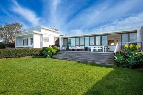 Azure Absolute Beachfront I Pet Friendly - Nambucca Heads Accommodation 2