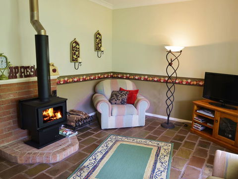 Apple Tree Cottage Montville - Nambucca Heads Accommodation 4