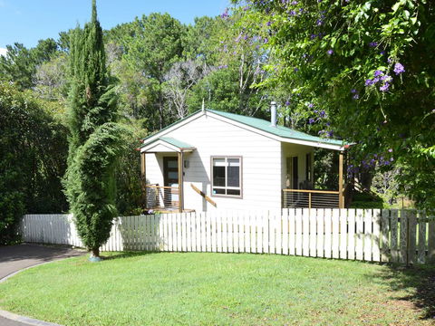 Apple Tree Cottage Montville - Nambucca Heads Accommodation 2