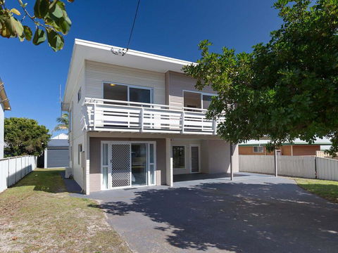 'SeaHaven', 2 Richardson Ave - Large Home With Aircon, Smart TV, WIFI, Netflix & Boat Parking - Nambucca Heads Accommodation 0