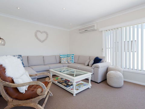 'SeaHaven', 2 Richardson Ave - Large Home With Aircon, Smart TV, WIFI, Netflix & Boat Parking - Nambucca Heads Accommodation 2