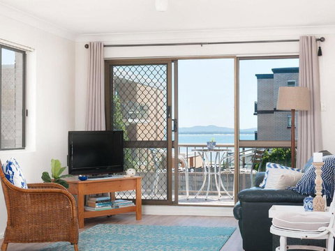 1 'BAHIA', 47 RONALD AVE - GREAT LOCATION WITH FILTERED WATER VIEWS - Nambucca Heads Accommodation 3