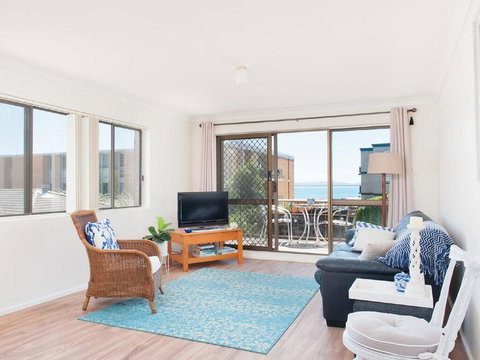 1 'BAHIA', 47 RONALD AVE - GREAT LOCATION WITH FILTERED WATER VIEWS - Nambucca Heads Accommodation 2