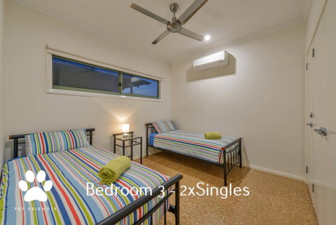 1 Kestrel Place - Great House With A Massive Garage - Nambucca Heads Accommodation 3