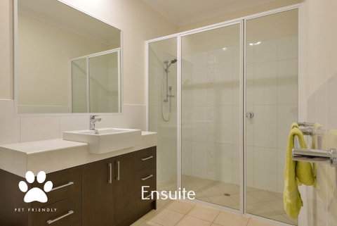 1 Kestrel Place - Great House With A Massive Garage - Nambucca Heads Accommodation 2