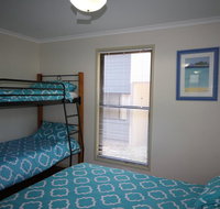 1 Naiad Court - Lowset family home with swimming pool and covered deck. Pet friendly - Nambucca Heads Accommodation