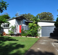 10 Double Island Drive - Modern family home centrally located swimming pool  outdoor area - Nambucca Heads Accommodation