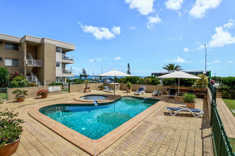 2 Bedroom Top Floor Unit - Ocean Views And Pool - Nambucca Heads Accommodation 3