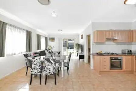 Bexley North Entire Two Storey House 4 Or 5 BR Close To Train Station And Airport - Nambucca Heads Accommodation 0