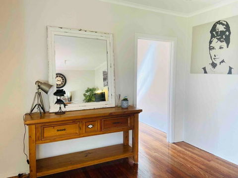 D122 Lovely London Home - Nambucca Heads Accommodation 1