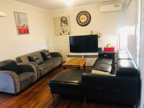 D122 Lovely London Home - Nambucca Heads Accommodation 2