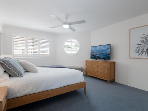 3 'Pelican Sands', 83 Soldiers Point Rd - Stunning Waterfront Unit With Magical Water Views & Air Conditioning - Nambucca Heads Accommodation 1