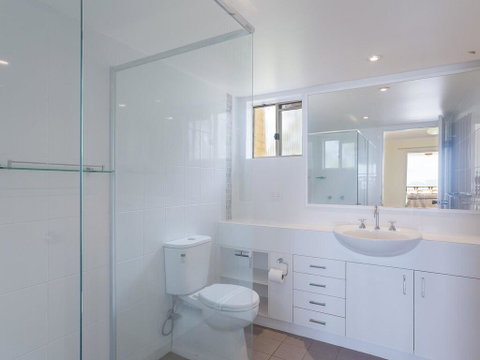 3 'The Clippers' 131 Soldiers Point Road - Fabulous Waterfront Unit - Nambucca Heads Accommodation 3