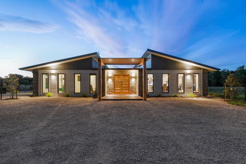 3 WISE MONKEYS, MANSFIELD - Nambucca Heads Accommodation 0