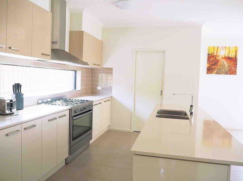 4 Bed 2 And A Half Bath Luxury Villa In Point Cook - Nambucca Heads Accommodation 2