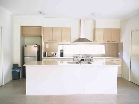 4 Bed 2 And A Half Bath Luxury Villa In Point Cook - Nambucca Heads Accommodation 1