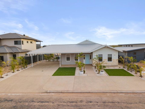 4 Corella Court - Brand New Magnificent Marina Home With Wi-Fi - Nambucca Heads Accommodation 2