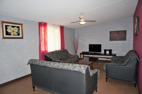 4 Page Street - Colourful And Shady 3-Bedroom Home - Nambucca Heads Accommodation 3