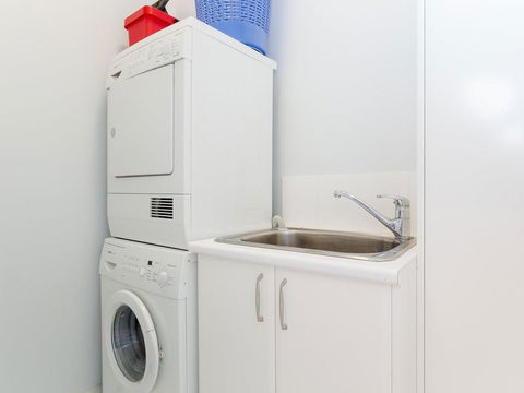 5 'The Outlook', 4 Ocean Parade - Overlooking Boat Harbour Beach And Ducted Air Conditioning - Nambucca Heads Accommodation 1