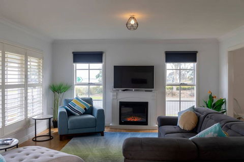 5 Bedroom Close To Beach And Moorpanyal Park - Nambucca Heads Accommodation 0