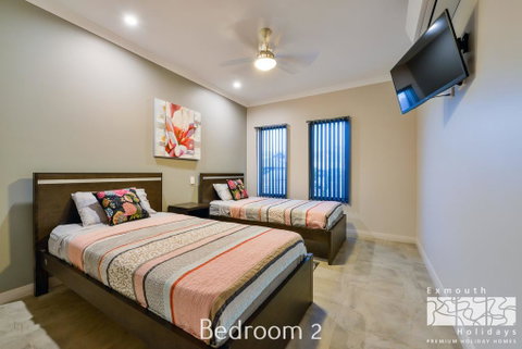 5 Kestrel Place - PRIVATE JETTY & POOL - Nambucca Heads Accommodation 1